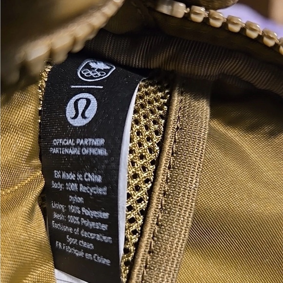 Lululemon x Team Canada Crossbody Bag - Olympic Edition (khaki) - Picture 3 of 6